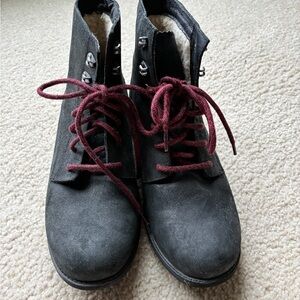 UGG Denhali Leather Hiker Boots Womens 9 Black Shearling Lined Red Laces.